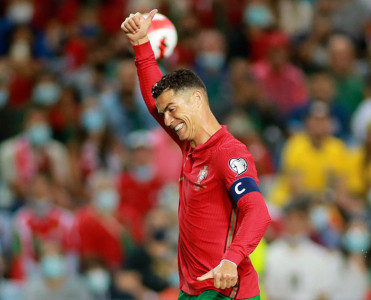 Meydana çıxıb ağladı, Ronaldo'dan formasını istədi - FOTO