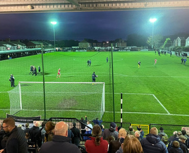 Stadionun işıqları söndü, futbolçu təmir etdi - FOTO