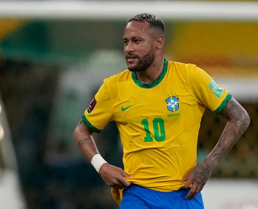 Neymar təhqirə məruz qalan futbolçuya dəstək oldu - VİDEO