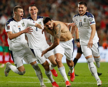 Serbiyalı futbolçular aldıqları mükafatı xeyriyyə üçün sərf edib