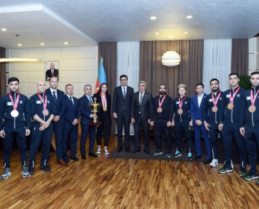 Fərid Qayıbov dünya çempionatında medal qazanmış karateçilərlə görüşüb