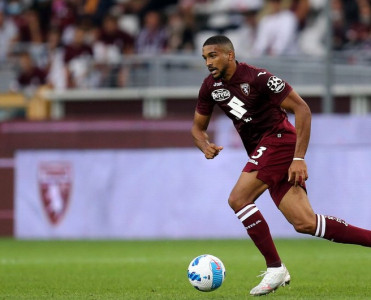 De Byazi braziliyalı müdafiəçini milliləşdirmək istəyir