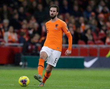 Niderland millisinin sabiq üzvü karyerasını başa vurdu