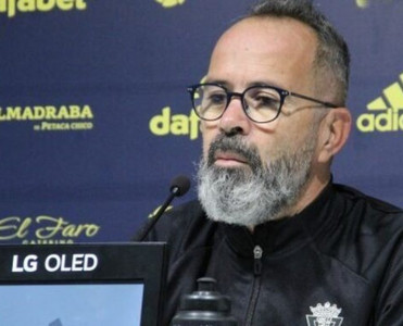 La Liqa klubu baş məşqçisini göndərdi