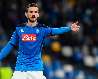 Napoli'nin futbolçusu Premyer Liqa yolunda