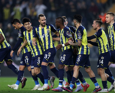 Fənərbaxça'nın 2 futbolçusu koronavirusa yoluxdu