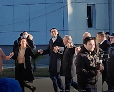 Fərid Qayıbov Mingəçevirdə gənclərlə rəqs etdi - VİDEO