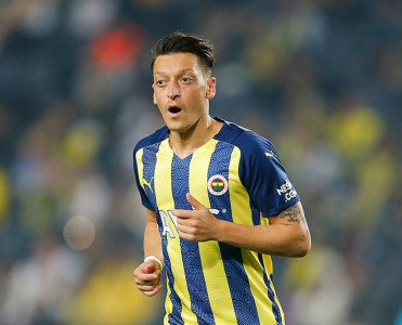 Mesut Özilə sürpriz təklif