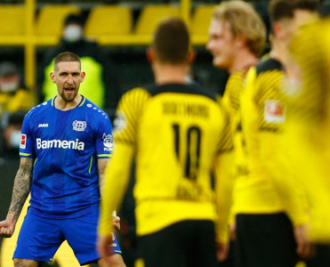 Borussiya evdə darmadağın oldu