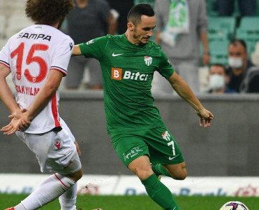 Ələskərov'lu Bursaspor 9 nəfər qalan rəqibə uduzdu