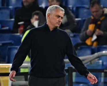 Mourinyo hakimi təhqir etdiyinə görə cəzalandırıldı