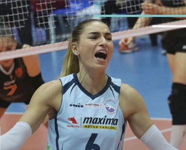 Azərbaycan millisinin voleybolçusu Macarıstanda kubok qazandı