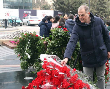 De Byazi Xocalı qurbanlarının xatirə abidəsini ziyarət etdi