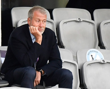 Roman Abramoviç Çelsi'ni təhvil verdi