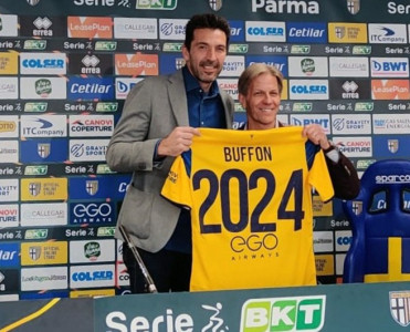 Canluici Buffon klubu ilə müqaviləni uzatdı