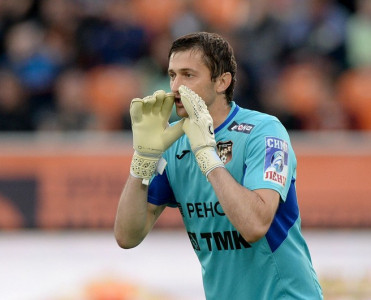 Ukraynalı qapıçı da Rusiya klubundan ayrıldı