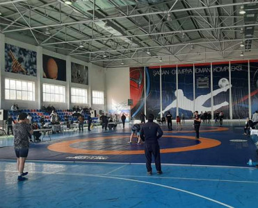 Paytaxtın ən güclü yeniyetmə güləşçiləri bilindi