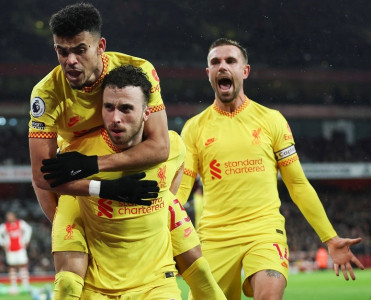 Liverpul zirvəyə yaxınlaşır