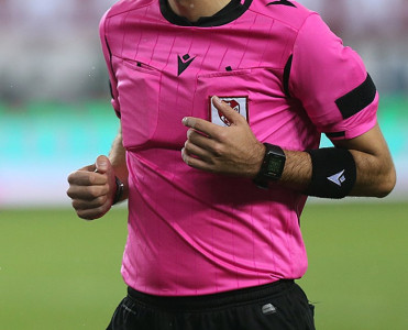 Hakimi vuran futbolçu 14 oyunluq cəzalandırıldı