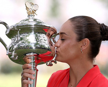 Məşhur tennisçi 25 yaşında karyerasını bitirdi