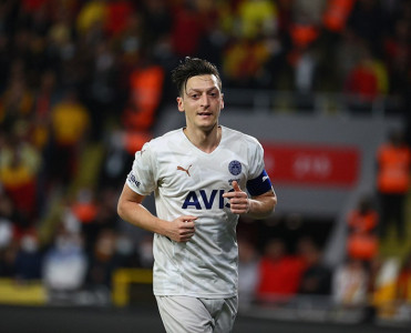 Özil Bekhemin klubuna keçir