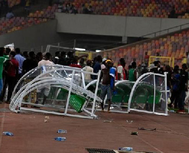 Nigeriya mundiala gedə bilmədi, azarkeşlər stadionu dağıtdı - VİDEO