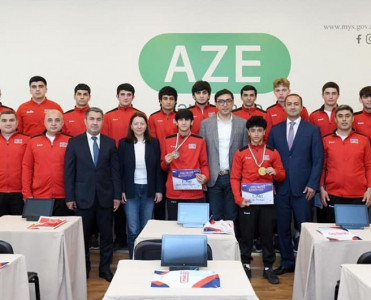 Fərid Qayıbov Avropa çempionatından qayıdan boksçularla görüşdü