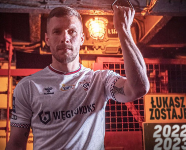 Lukas Podolski'dən yeni müqavilə