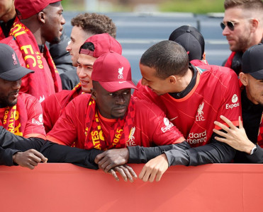 Liverpul Mane'ni bu qiymətə satmağa hazırdı