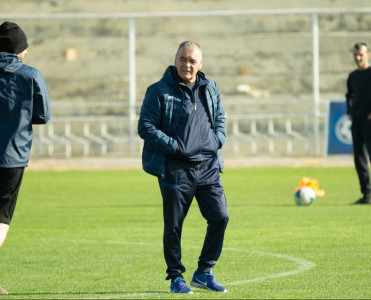 Yaşar Vahabzadə daha bir il Kəpəz'də