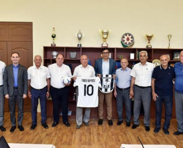 Fərid Qayıbov AFFA-nın baş katibi və veteran futbolçularla görüşdü