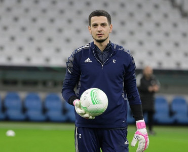 Səbail millimizin qapıçısı ilə müqavilə imzaladı