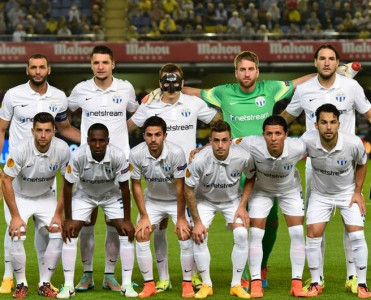 Qarabağ'ın rəqibi 2 futbolçusu ilə yollarını ayırdı