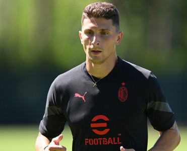 Milan futbolçusunu icarəyə göndərdi
