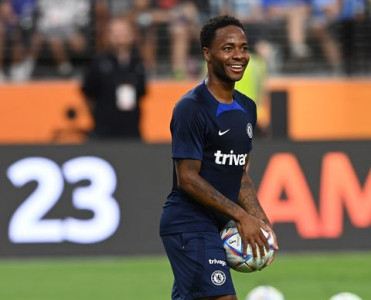 Sterlinq sabiq klubunun formasını imzalamaqdan imtina etdi - VİDEO