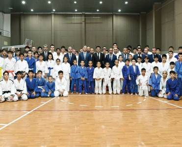 Rəşad Nəbiyev Naxçıvan Güləş Federasiyasına bir dəst tatami hədiyyə etdi