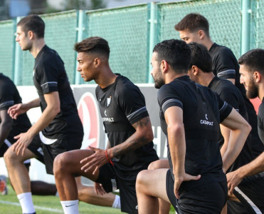 Neftçi Rapid'lə cavab oyununa yeni transferi ilə birgə hazırlaşır