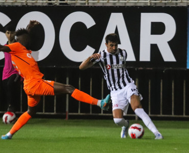 Neftçi'nin futbolçusu Rapid'lə oyunda sıradan çıxdı