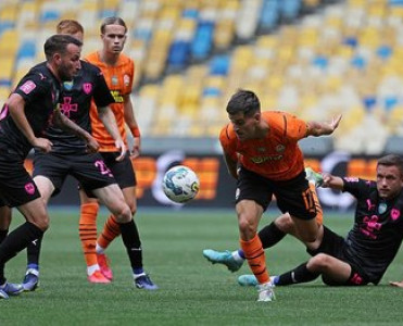 Futbol matçı həyəcan siqnalına görə 3 dəfə dayandırıldı - Ukraynada