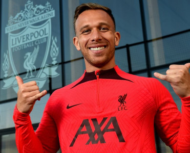 Yuventus futbolçularını Liverpul və Çelsi'yə icarəyə verdi