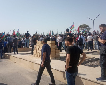 Rəşad Sadıqov şəhidin dəfn mərasimində iştirak edib