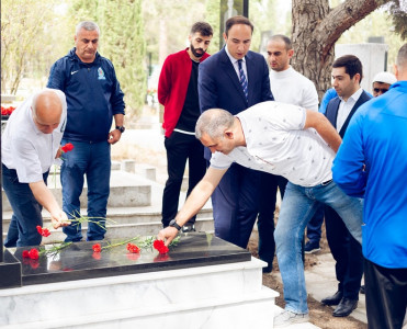 Kəpəz Kostya dayı'nın məzar daşını yeniləyib - FOTO