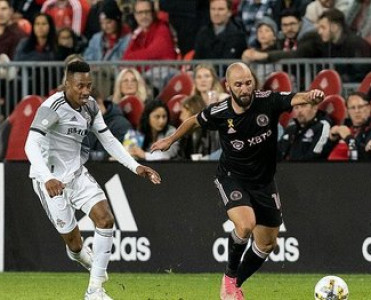 Tanınmış futbolçu karyerasını başa vurur