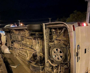 Türkiyədə futbolçuları daşıyan mikroavtobus aşdı