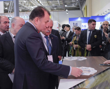 Ziyarətçilər Qarabağ Dirçəliş Fondunun stendinə böyük maraq göstərirlər