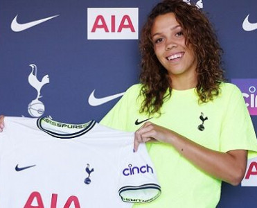 Meydanda diz çöküb, evlilik təklifi etdi - FOTO