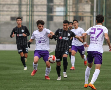 Neftçi səfərdə, Kəpəz evdə qələbə qazandı