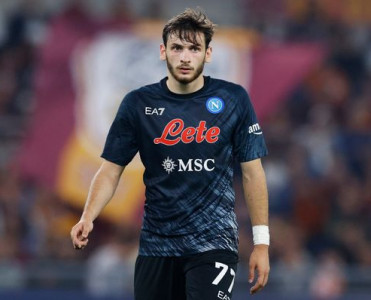 Onunla müqayisə ediləndə çox sevinirəm