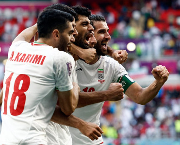 İranlı futbolçular ailələri ilə təhdid olunub