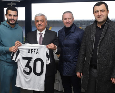 Neftçi'dən Rövnəq Abdullayevə hədiyyə